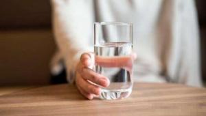 一天8杯水？真的太多了！Science重磅：首个「饮水公式」出炉，你可能一直没喝对