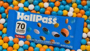 彩色糖衣里的减法方程式：HallPass如何用70卡路里重写一颗巧克力豆